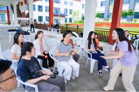 更有手持电吹管的市民闻声加入合奏